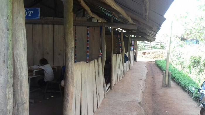 Những lớp học tạm, nhà tạm được che chắn bằng bạt, vải