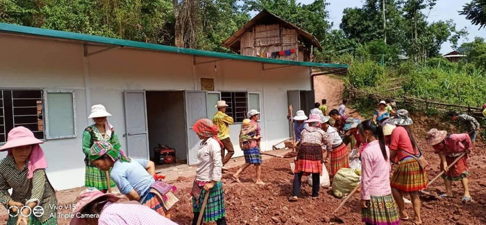 Cô giáo và nhân dân, chính quyền địa phương cùng chung tay vì các con