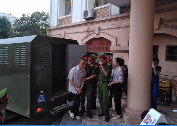 Bị cáo Vũ Trọng Lương bị dẫn giải đến phiên tòa. ảnh: Trần Phương.