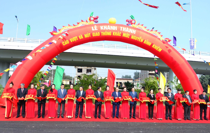 Thủ tướng và lãnh đạo Thành phố Hải Phòng cắt băng khánh thành cầu vượt nút giao thông cửa ngõ cảng biển