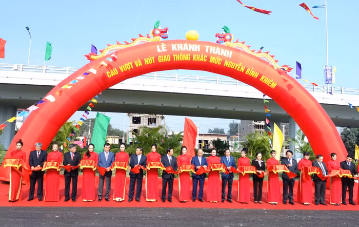 Thủ tướng và lãnh đạo Thành phố Hải Phòng cắt băng khánh thành cầu vượt nút giao thông cửa ngõ cảng biển