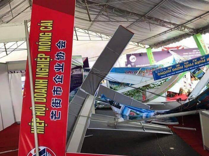 Các tấm biển hiệu gian hàng bị đổ ngổn ngang sau gió lốc
