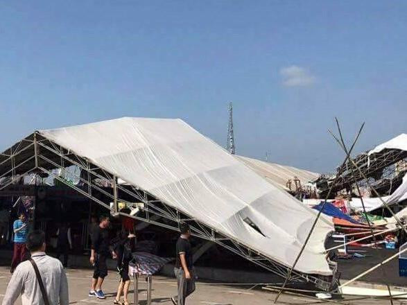 Giông lốc xuất hiện vào buổi trưa làm 60 gian hàng tại hội chợ biên giới Việt-Trung ở Quảng Ninh bị đổ