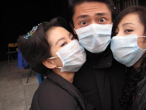 Pose hình độc đáo với khẩu trang Pose hình độc đáo với khẩu trang