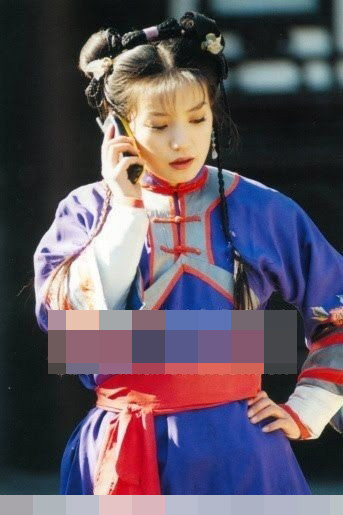 Cách cách thời nhà Thanh đã được sắm điện thoại di động. Cách cách thời nhà Thanh đã được sắm điện thoại di động.