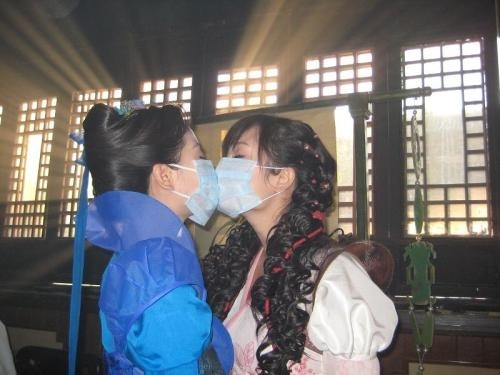 Nụ hôn qua khẩu trang của Dương Mịch và Lưu Thi Thi Nụ hôn qua khẩu trang của Dương Mịch và Lưu Thi Thi