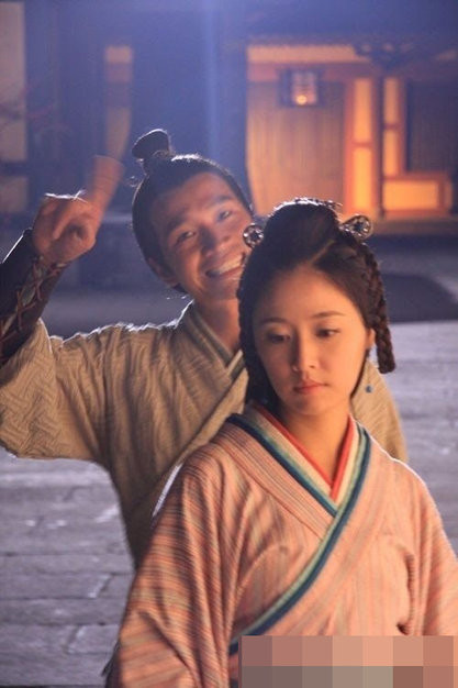 Tướng quân Hà Thịnh Minh pose hình xì tin bên "hoàng hậu" Lâm Tâm Như đang u sầu. Tướng quân Hà Thịnh Minh pose hình xì tin bên "hoàng hậu" Lâm Tâm Như đang u sầu.