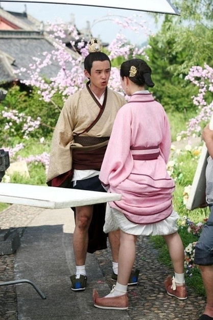 Trời nóng quá, dẫu sao chân cũng không lên hình. Thoải mái quá. Trời nóng quá, dẫu sao chân cũng không lên hình. Thoải mái quá.