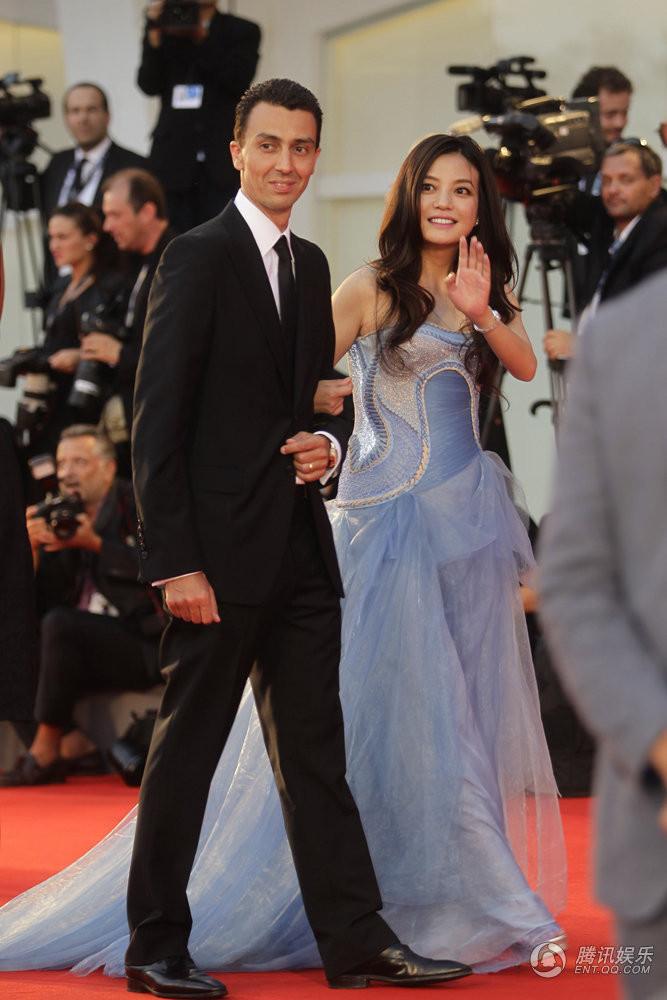 Gương mặt cô được trang điểm nhẹ nhàng