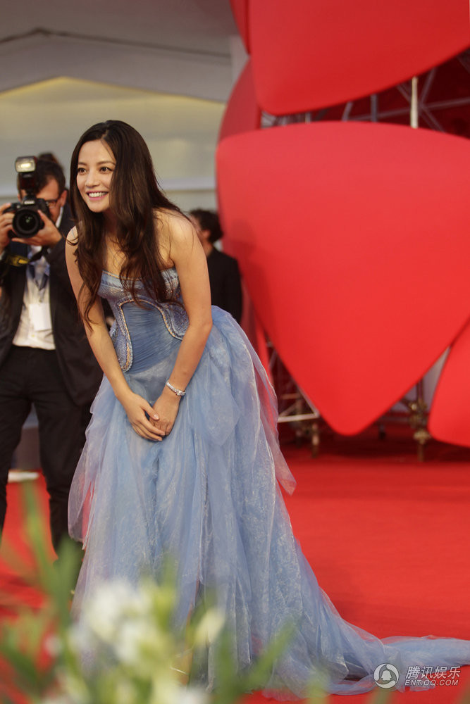 Cúi chào mọi người và không quên kèm theo nụ cười rạng rỡ, thân thiện