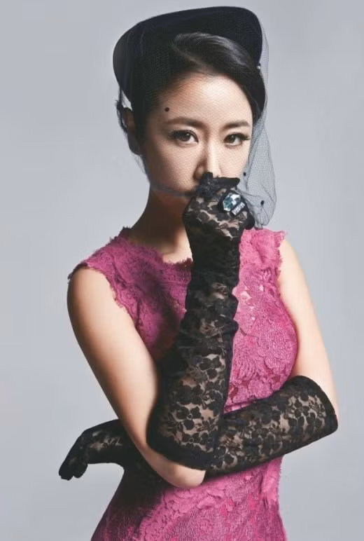 Đã gần bước sang tuổi 40, song cô vẫn duy trì được vẻ đẹp mặn mà, độ xuân sắc mà bất cứ bậc đàn em trong nghề nào cũng phải ghen tị. Đã gần bước sang tuổi 40, song cô vẫn duy trì được vẻ đẹp mặn mà, độ xuân sắc mà bất cứ bậc đàn em trong nghề nào cũng phải ghen tị.