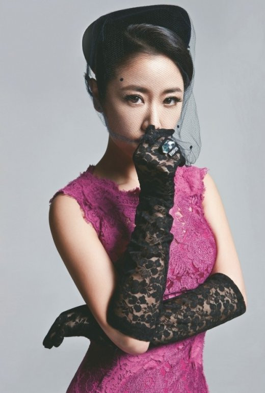 Đã gần bước sang tuổi 40, song cô vẫn duy trì được vẻ đẹp mặn mà, độ xuân sắc mà bất cứ bậc đàn em trong nghề nào cũng phải ghen tị. Đã gần bước sang tuổi 40, song cô vẫn duy trì được vẻ đẹp mặn mà, độ xuân sắc mà bất cứ bậc đàn em trong nghề nào cũng phải ghen tị.