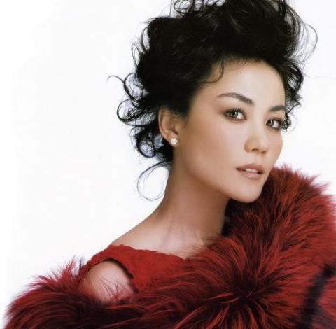 Diva Hồng Kông Vương Phi là cái tên không thể thiếu trong bất cứ bảng xếp hạng các ngôi sao quyền lực nào. Diva Hồng Kông Vương Phi là cái tên không thể thiếu trong bất cứ bảng xếp hạng các ngôi sao quyền lực nào.