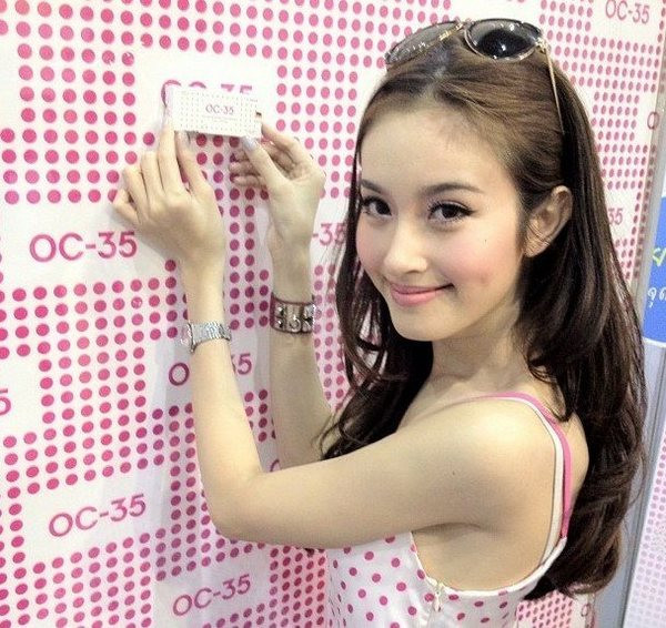 Khuôn mặt xinh đẹp và ánh mắt hút hồn. Thật khó có thể tin cô gai này từng là một chàng trai. Khuôn mặt xinh đẹp và ánh mắt hút hồn. Thật khó có thể tin cô gai này từng là một chàng trai.