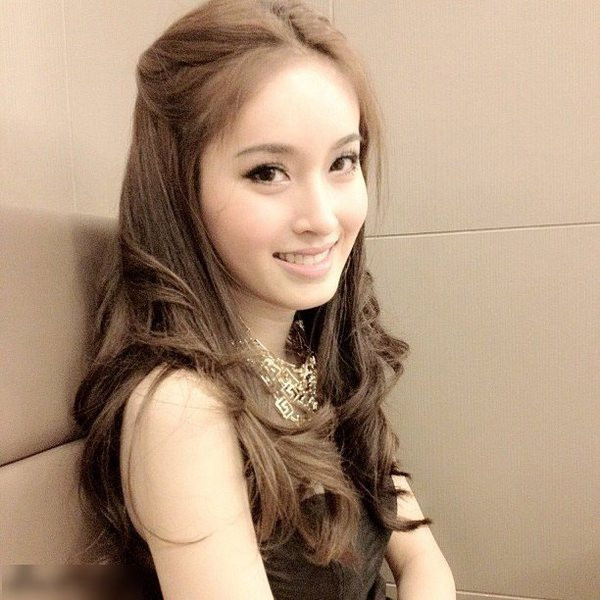 Cô có nụ cười rạng rỡ và phúc hậu Cô có nụ cười rạng rỡ và phúc hậu