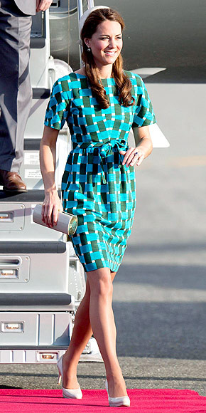 Váy xanh liền thân với các họa tiết bắt mắt Váy xanh liền thân với các họa tiết bắt mắt