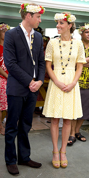 Váy ren màu vàng nhã nhặn, quý phái Váy ren màu vàng nhã nhặn, quý phái