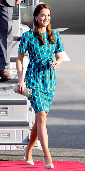 Váy xanh liền thân với các họa tiết bắt mắt Váy xanh liền thân với các họa tiết bắt mắt