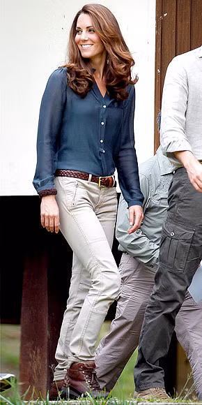 Sơ mi đóng thùng cùng giày thể thao trẻ trung, năng động Sơ mi đóng thùng cùng giày thể thao trẻ trung, năng động