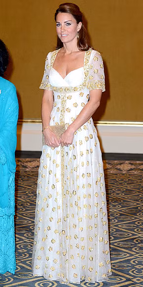 Đầm dài gợi cảm khi dự bữa tối ở Kuala Lumpur Đầm dài gợi cảm khi dự bữa tối ở Kuala Lumpur