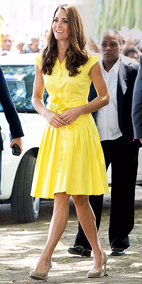 Đầm vàng trẻ trung và nữ tính Đầm vàng trẻ trung và nữ tính