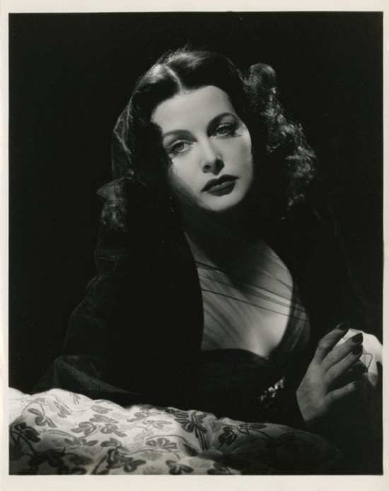 Lắm tài nhưng cũng nhiều tật, kể cả sau khi qua đời vào năm 2000, bà vẫn thu hút sự chú ý của người yêu điện ảnh trên toàn thế giới.