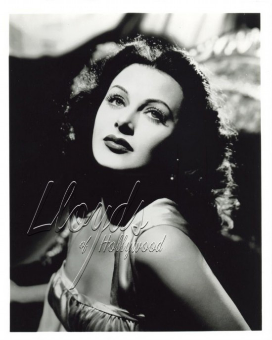 Trong những giờ phút rảnh rỗi, người phụ nữ thông minh, đa tài này còn nghiên cứu khoa học và đã có công làm nên cuộc cách mạng trong viễn thông với việc phát minh ra "Một hệ thống viễn thông bí mật"; cho phép thay đổi 88 tần số vô tuyến.