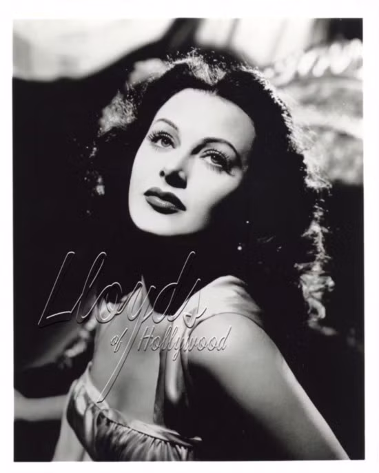 Trong những giờ phút rảnh rỗi, người phụ nữ thông minh, đa tài này còn nghiên cứu khoa học và đã có công làm nên cuộc cách mạng trong viễn thông với việc phát minh ra "Một hệ thống viễn thông bí mật"; cho phép thay đổi 88 tần số vô tuyến. Trong những giờ phút rảnh rỗi, người phụ nữ thông minh, đa tài này còn nghiên cứu khoa học và đã có công làm nên cuộc cách mạng trong viễn thông với việc phát minh ra "Một hệ thống viễn thông bí mật"; cho phép thay đổi 88 tần số vô tuyến.