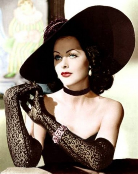 Đồng thời, bà cũng là một phụ nữ đa tình. Khi danh vọng, tiền tài được thỏa mãn, bà nhanh chóng lao vào những conư lốc ái tình, trong đó phải kể đến cuộc tình với nam diễn viên Clark Gable, người được cả thế giới biết đến với vai Đại úy Rhett Butler trong phim "Cuốn theo chiều gió".