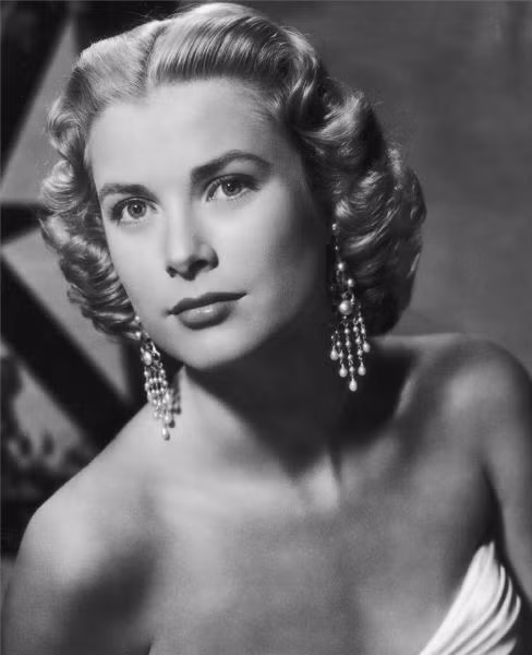 Grace Kelly cũng từng được đề cử giải Oscar cho vai nữ phụ xuất sắc nhất trong phim "Mogambo".