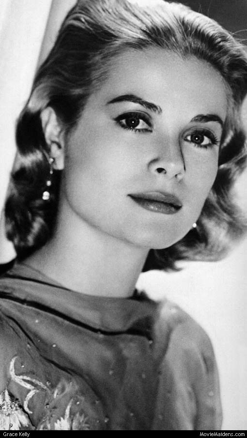 Grace Kelly sớm trở thành “tiêu điểm” của giới ngôi sao thời đó