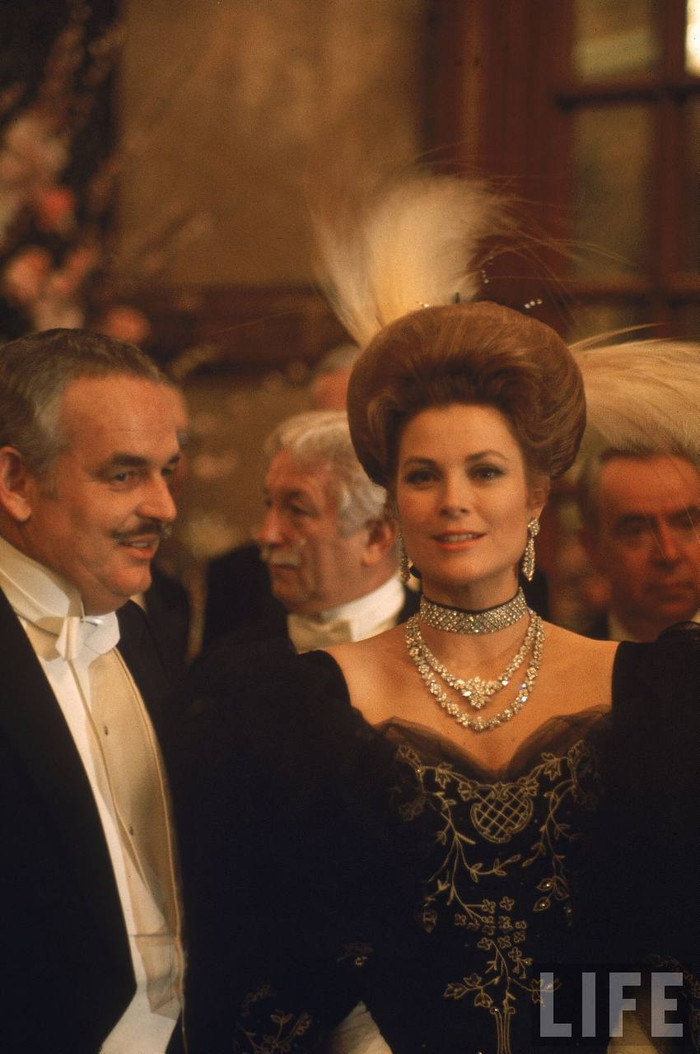 Năm 1982, Grace Kelly ra đi bất ngờ ở tuổi 52 sau một vụ tai nạn nhiều nghi vấn, để lại không ít những khúc mắc về cuộc đời bà.