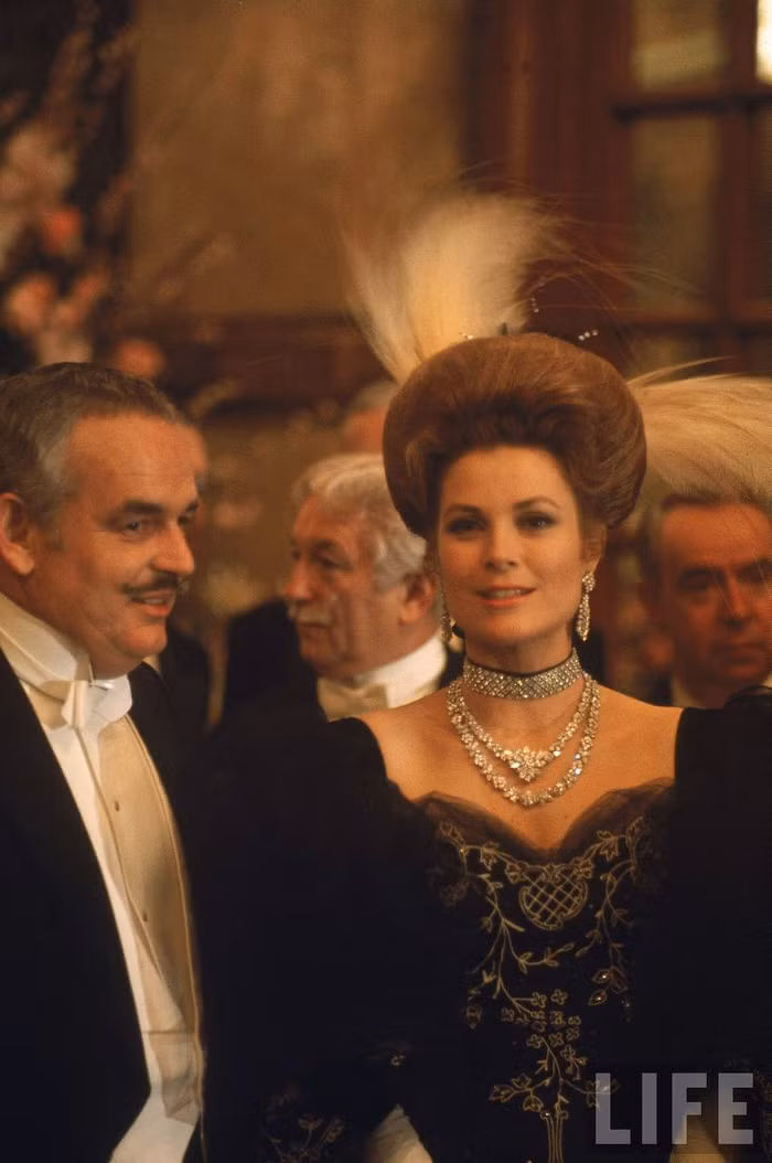 Năm 1982, Grace Kelly ra đi bất ngờ ở tuổi 52 sau một vụ tai nạn nhiều nghi vấn, để lại không ít những khúc mắc về cuộc đời bà.