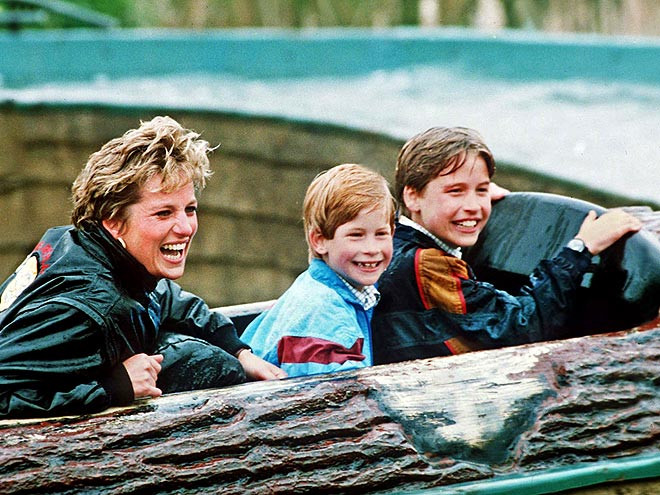 Những giây phút bên mẹ luôn là khoảng thời gian vui vẻ của cả hai anh em Những giây phút bên mẹ luôn là khoảng thời gian vui vẻ của cả hai anh em