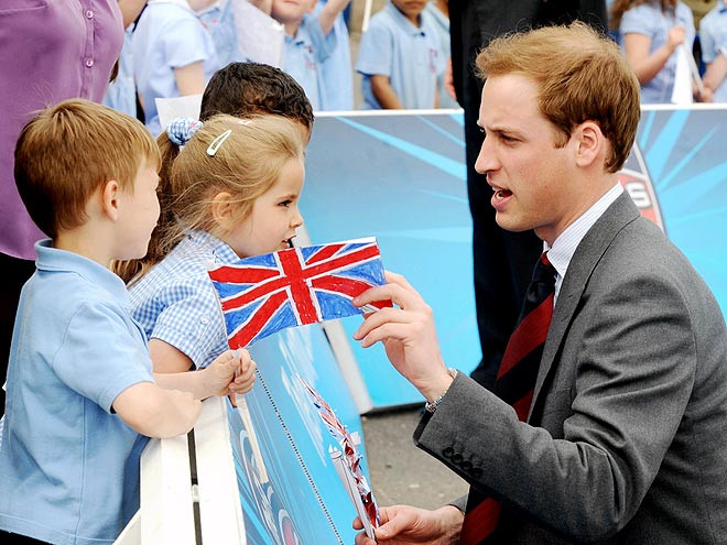 Trò chuyện thân mật cùng các bé. Trò chuyện thân mật cùng các bé.