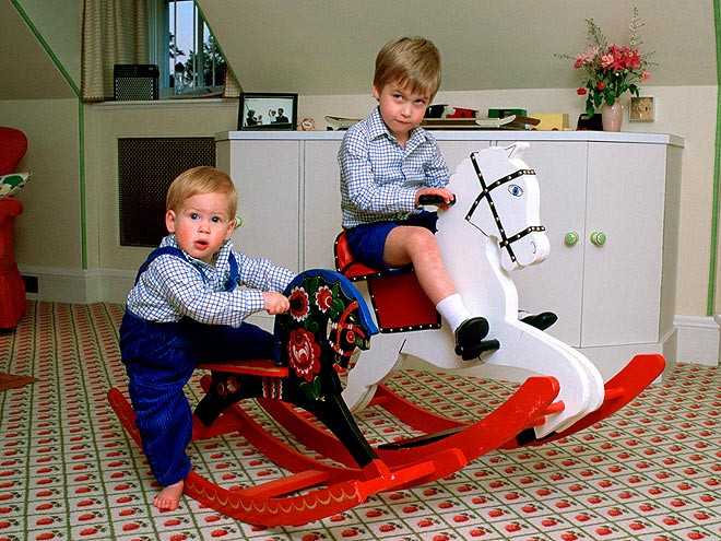 Chơi đùa cùng cậu em Harry. William trông rất mũm mĩm và dễ thương Chơi đùa cùng cậu em Harry. William trông rất mũm mĩm và dễ thương