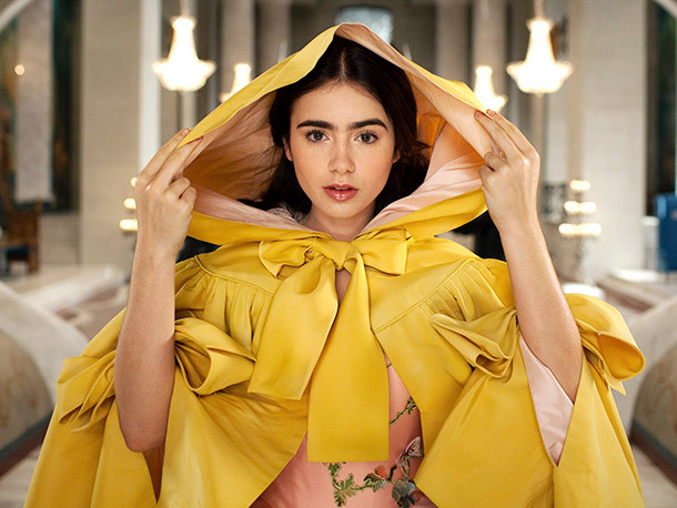 Gương mặt khả ái cùng hàng lông mày rậm nổi bật, mang đậm nét cổ tích. Cô từng được bình chọn là "Người đẹp có khuôn mặt cổ tích" Gương mặt khả ái cùng hàng lông mày rậm nổi bật, mang đậm nét cổ tích. Cô từng được bình chọn là "Người đẹp có khuôn mặt cổ tích"