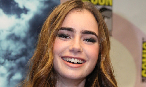 Ở tuổi 23,trông cô vẫn như thiếu nữ mới lớn với đôi mắt long lanh và hàng mi cong vút, nụ cười rạng ngời và mái tóc óng mượt. Ở tuổi 23,trông cô vẫn như thiếu nữ mới lớn với đôi mắt long lanh và hàng mi cong vút, nụ cười rạng ngời và mái tóc óng mượt.