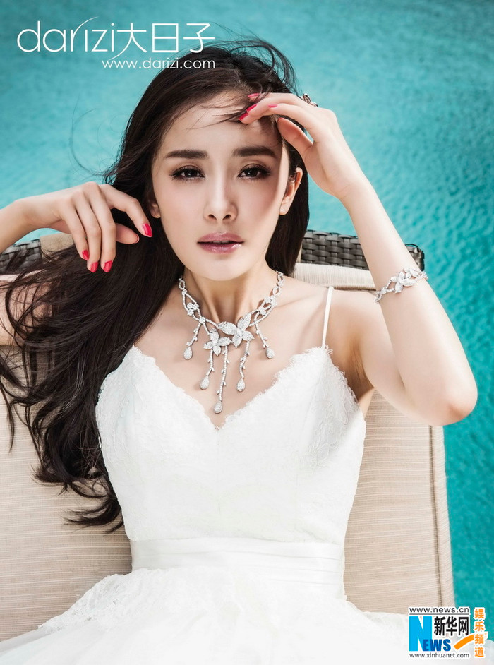 Váy trắng tinh khôi và trang sức đá quý tinh xảo Váy trắng tinh khôi và trang sức đá quý tinh xảo