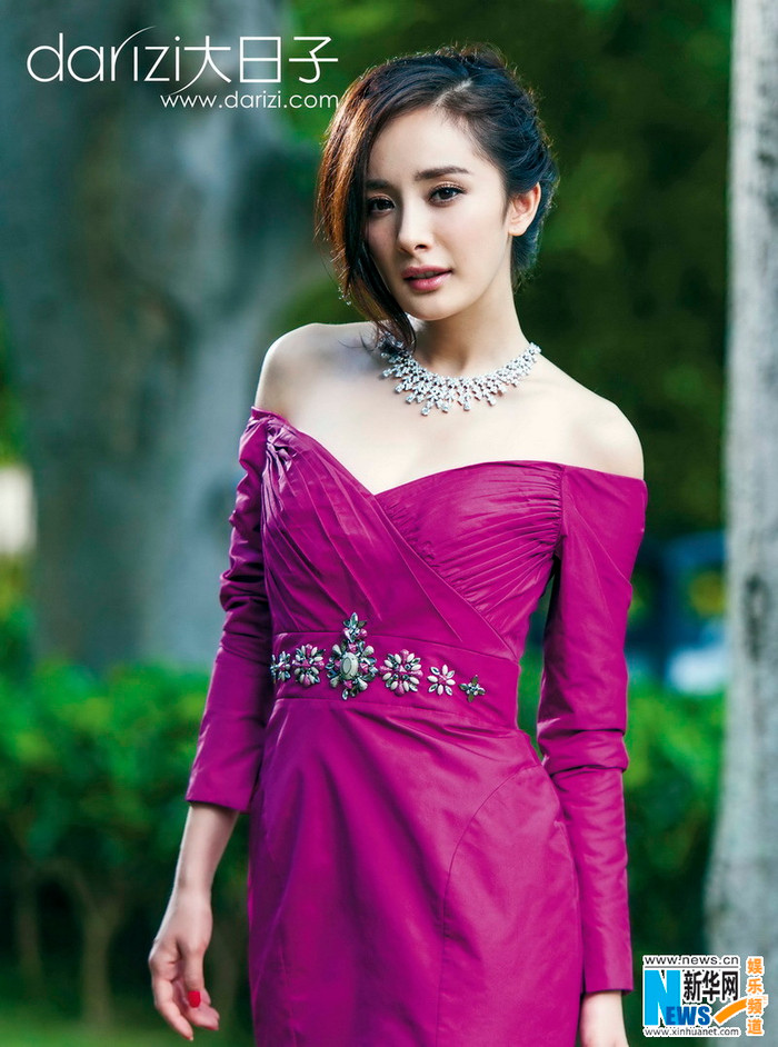 Với kiểu tóc tết gọn và để mái một bên, trông cô vô cùng nữ tính Với kiểu tóc tết gọn và để mái một bên, trông cô vô cùng nữ tính