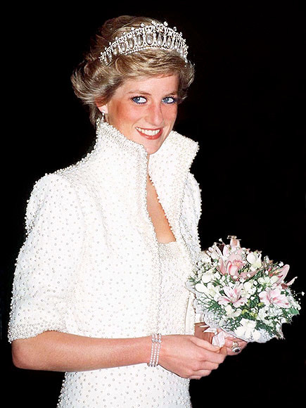 Công nương xinh đẹp rạng rỡ trong một thiết kế của nhà thiết kế Catherine Walker trong chuyến thăm chính thức tới Hồng Kông Công nương xinh đẹp rạng rỡ trong một thiết kế của nhà thiết kế Catherine Walker trong chuyến thăm chính thức tới Hồng Kông