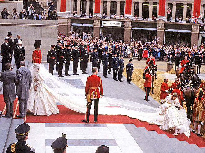 Hình ảnh trong đám cưới của hai người, một đám cưới vô cùng tráng lệ và xa hoa. Ấn tượng nhất chính là chiếc váy cưới dài hơn 8m mà công nương mặc Hình ảnh trong đám cưới của hai người, một đám cưới vô cùng tráng lệ và xa hoa. Ấn tượng nhất chính là chiếc váy cưới dài hơn 8m mà công nương mặc
