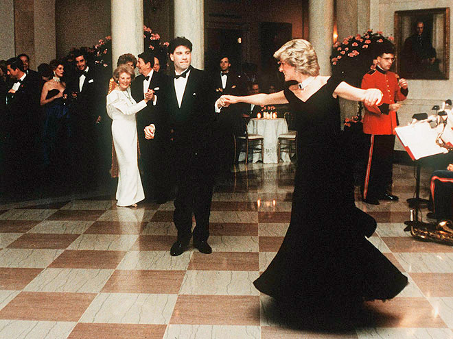 Công nương Diana nhảy cùng một nhân viên Nhà Trắng trong chuyến viếng thăm tới Mỹ cùng chồng, thái tử Charles Công nương Diana nhảy cùng một nhân viên Nhà Trắng trong chuyến viếng thăm tới Mỹ cùng chồng, thái tử Charles