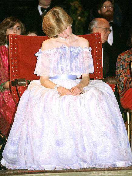 Công nương Diana ngủ quên trong một sự kiện năm 1981. Sau này được tiết lộ là do lúc đó bà đang mang thai hoàng tử William Công nương Diana ngủ quên trong một sự kiện năm 1981. Sau này được tiết lộ là do lúc đó bà đang mang thai hoàng tử William