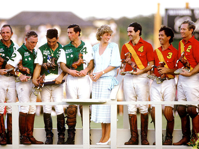 Công nương chụp ảnh cùng một đội bóng polo. Đây là khoảnh khắc vui vẻ hiếm có của bà trong thời gian cuộc hôn nhân với thái tử Charles nảy sinh vấn đề Công nương chụp ảnh cùng một đội bóng polo. Đây là khoảnh khắc vui vẻ hiếm có của bà trong thời gian cuộc hôn nhân với thái tử Charles nảy sinh vấn đề