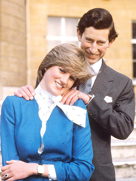 Bức ảnh đầu tiên của 2 vợ chồng thái tử Charles và công nương Diana, chụp ở cung điện Buckingham ngày 24/2/1981, sau khi họ tuyên bố đính hôn Bức ảnh đầu tiên của 2 vợ chồng thái tử Charles và công nương Diana, chụp ở cung điện Buckingham ngày 24/2/1981, sau khi họ tuyên bố đính hôn