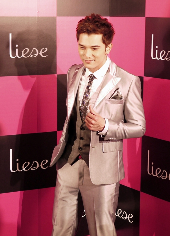 Vẻ lịch thiệp, trang trọng chinh phục biết bao cô gái