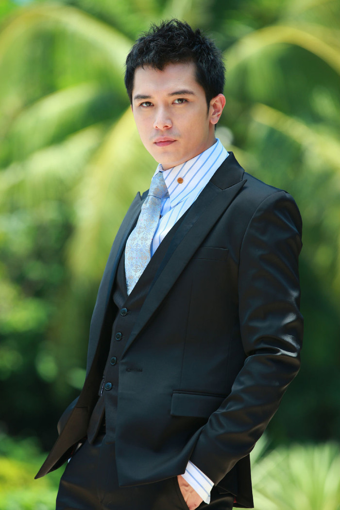 Khưu Trạch vẫn đang bước tiếp những bước thành công mới trong sự nghiệp của mình. Cùng với ngoại hình hoàn hảo, tính cách giản dị, gần gũi và thân thiện là yếu tố giúp anh luôn có chỗ đứng vững chãi trong lòng người hâm mộ.