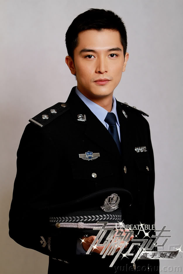 Sở hữu khuôn mặt điển trai và lạnh lùng nhưng chính sự lạnh lùng đem đến cho anh vẻ nam tính đầy lôi cuốn .