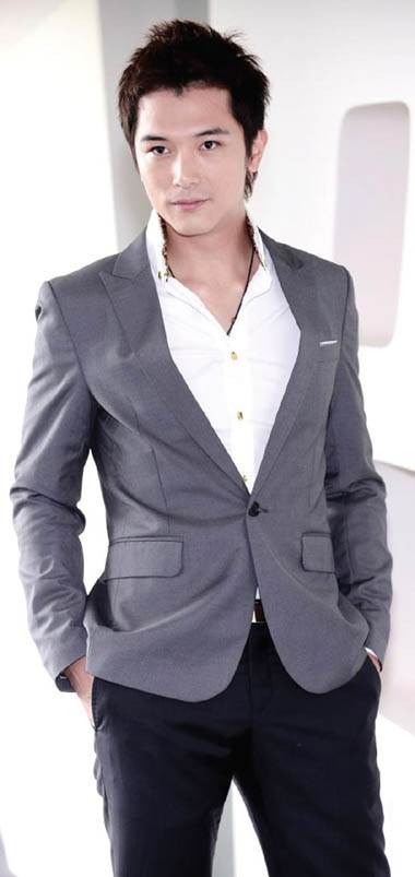 Và luôn được đóng khung vào các vai diễn doanh nhân thành đạt, giàu có với vẻ ngoài lạnh lùng.